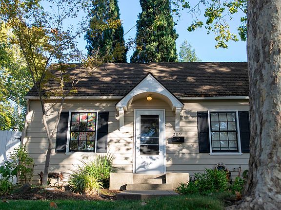 4th image of 209 32nd St