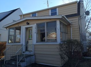 1315 W Ridgeland Ave, Waukegan, IL 60085