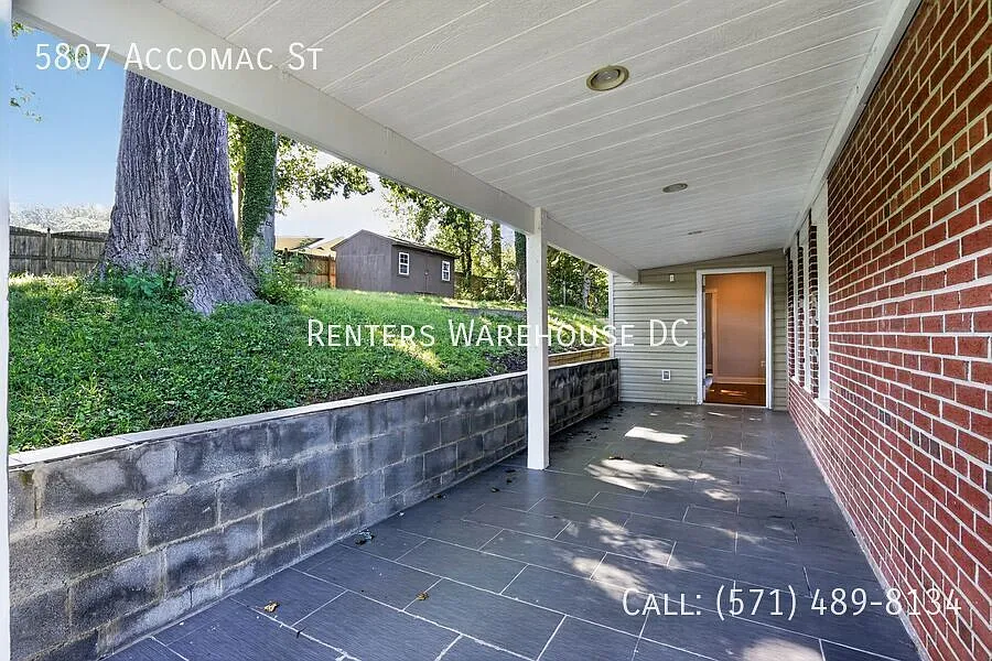 Spacious 5BR Single-Family Home in Springfield with Fenced Yard and Flexible Living Space — Photo 2
