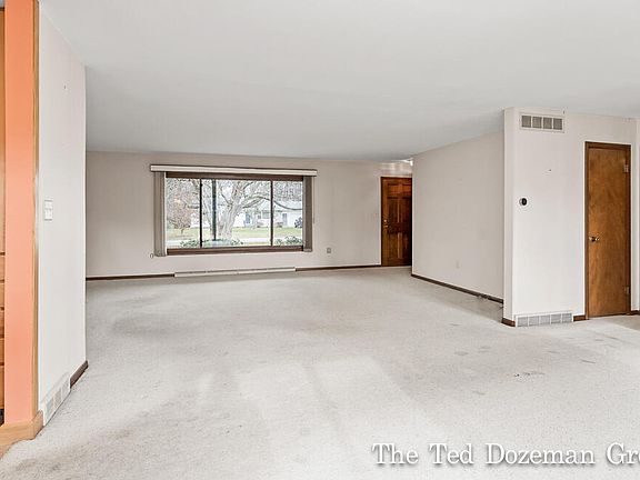 4th image of 1676 Columbus St