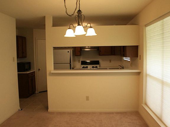 4th image of 2607 Old Oak Ln