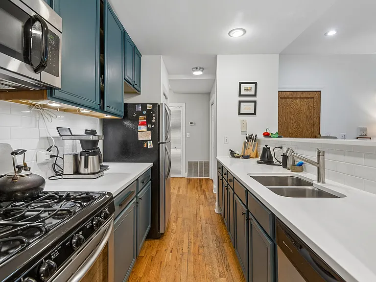 7510 N Greenview Ave #2 — Photo 4