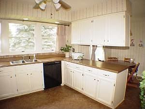 3rd image of 220 Essex Ct