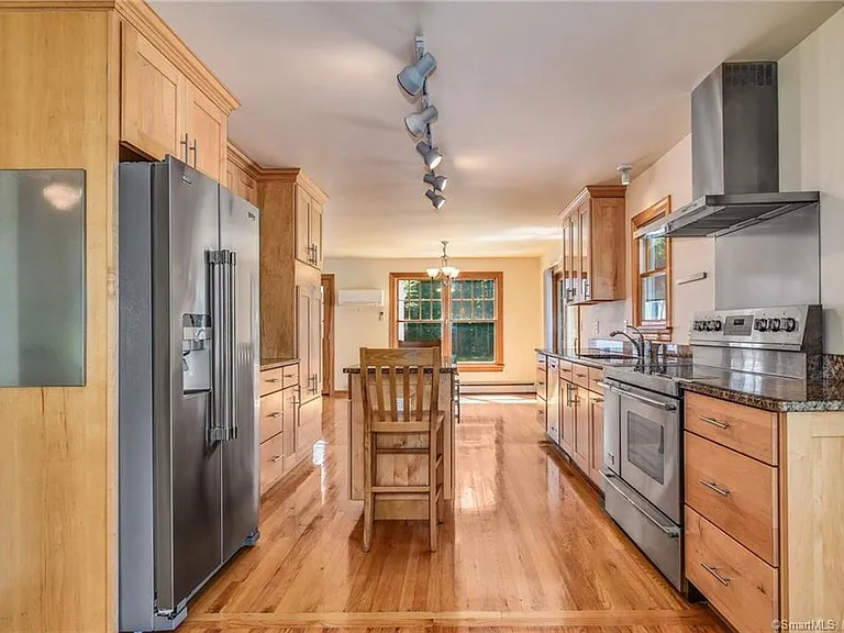 10 Fernwood Rd — Photo 2
