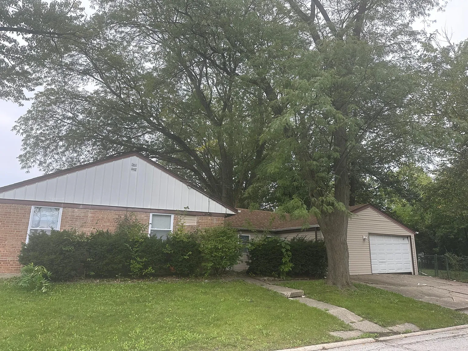 3 bed, 936 sqft, $2,100 — Photo 2