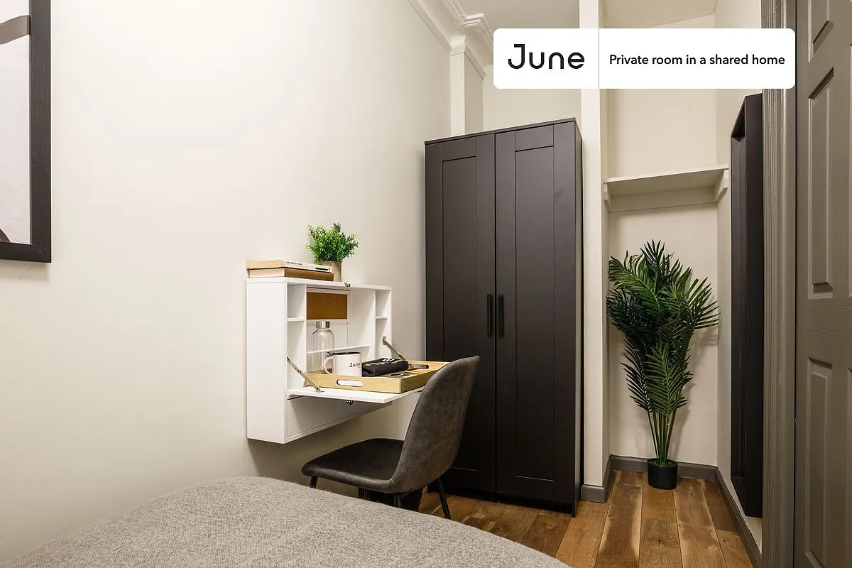 Twin bedroom in 3 bed/1 bath home in Hell's Kitchen #210 B — Photo 2