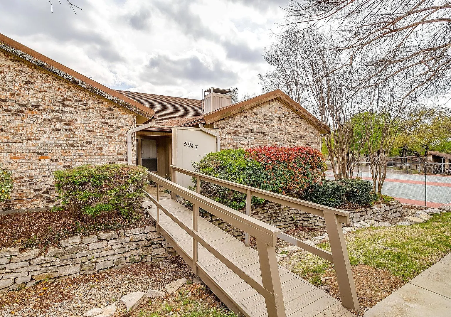 Secluded Nice Townhome- 3 Bed, 2 Bath, 2 Car Garage- 76112 — Photo 1