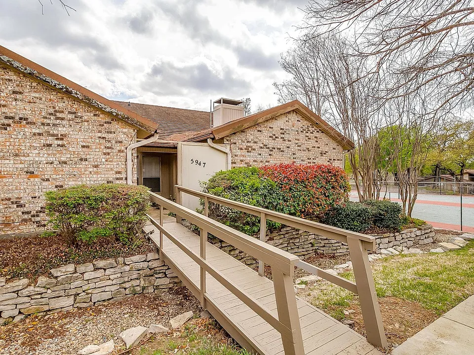 5947 Chimney Wood Cir