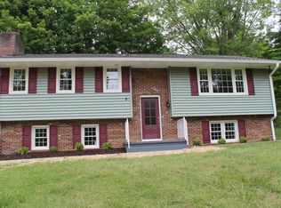 1113 Sugar Hollow Dr, Bristol, TN 37620