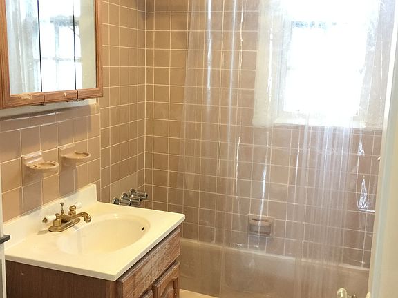 2nd image of 3957 43rd St #2