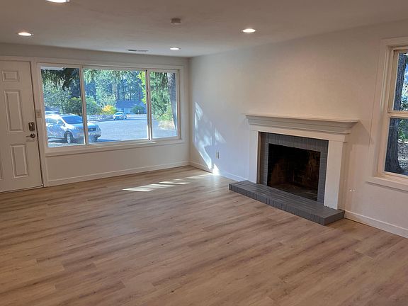 5th image of 16326 Interlake Ave N