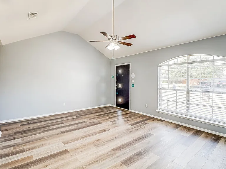 222 Hollywood Dr — Photo 4