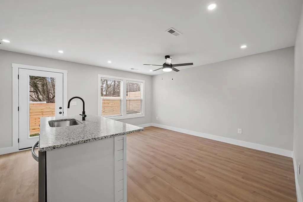 126 Shipman Dr — Photo 3