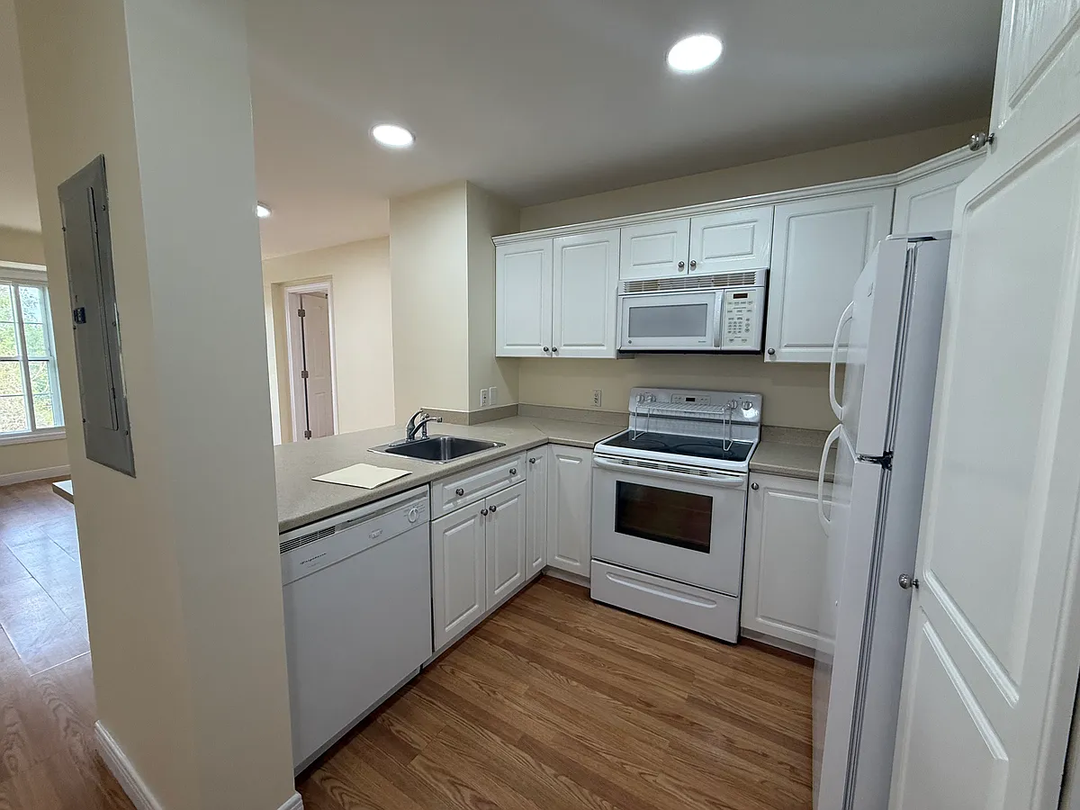 Building Photo - 145 Bennington St #302