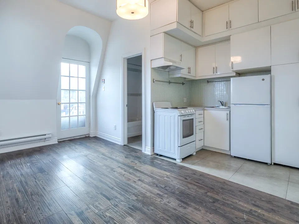 181 Gerrard St E #404