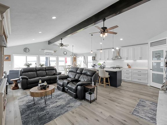 3rd image of 329 Sassafras Dr