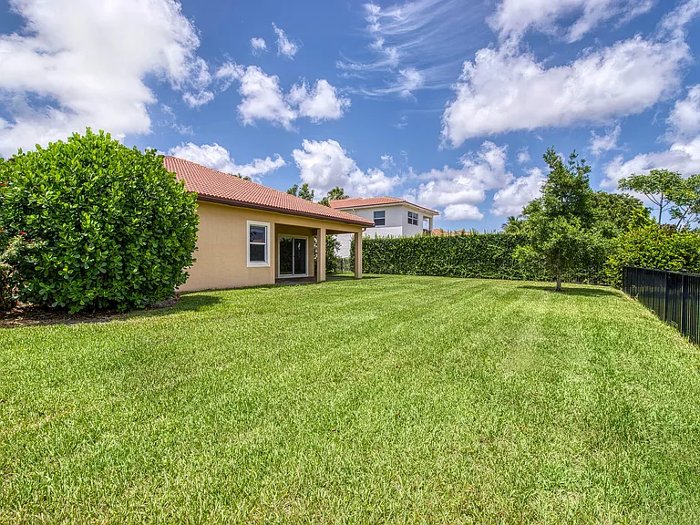 172 Manor Cir — Photo 32
