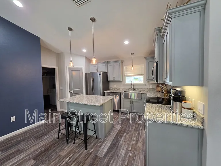 5565 Riviera Dr — Photo 5