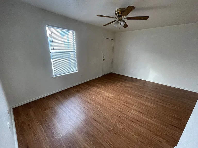 Rent Rollback! Get $100 in savings! — Photo 2