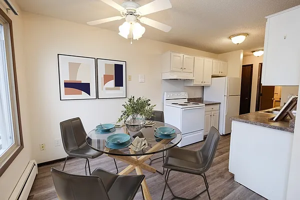 Como Park Apartments — Photo 14