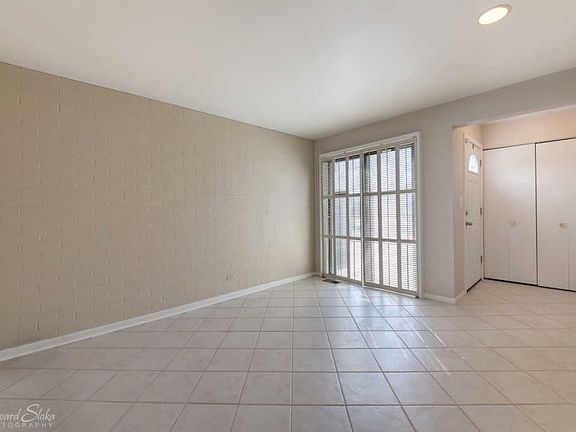 3rd image of 40 W Wimbolton Dr