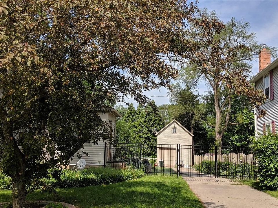 2nd image of 209 N Summit St