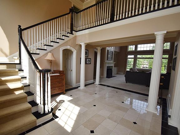 3rd image of 102 Windy Knoll Ct