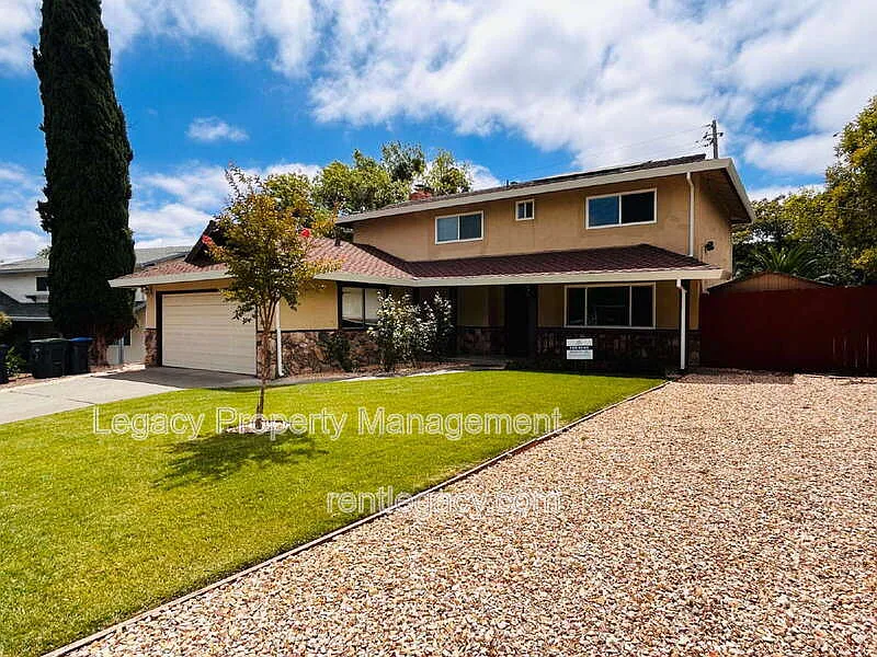 4 bed, 2.5 bath, 1911 sqft, $3,295 — Photo 2