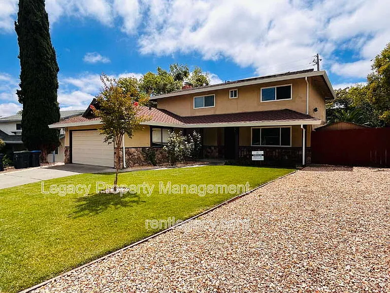 493 Dahlia St — Photo 2