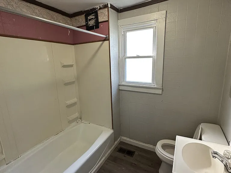 1531 Johnson Ave — Photo 10