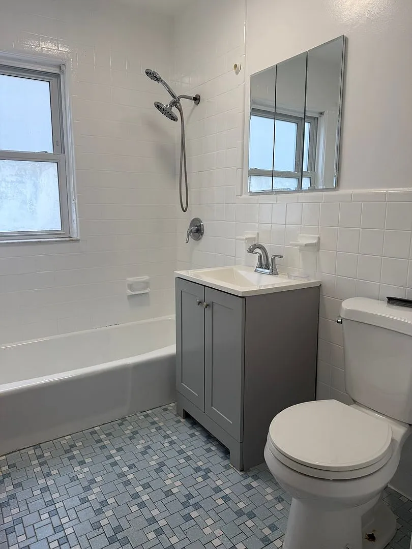 Updated 3 Bed 1 Bath in the Heart of Oak Square — Photo 4