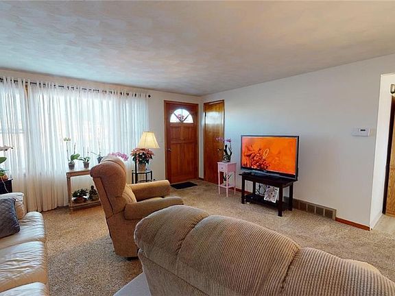 5th image of 32 Elwood Dr
