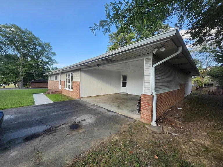 2322 Oakland Dr NW — Photo 2