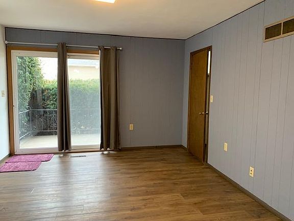 3rd image of 215 E 15th St APT 6