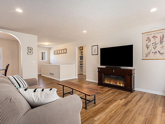 4th image of 160 River Pine Dr