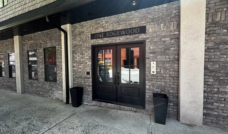 1 Edgewood Rd #1 — Photo 1
