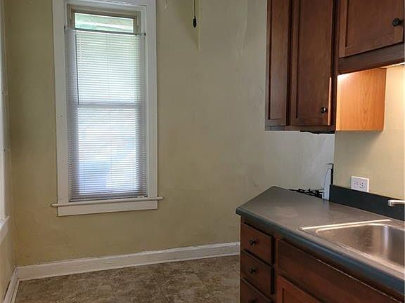 4th image of 4014 Oak St