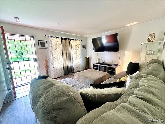 5th image of 10201 Royal Dr