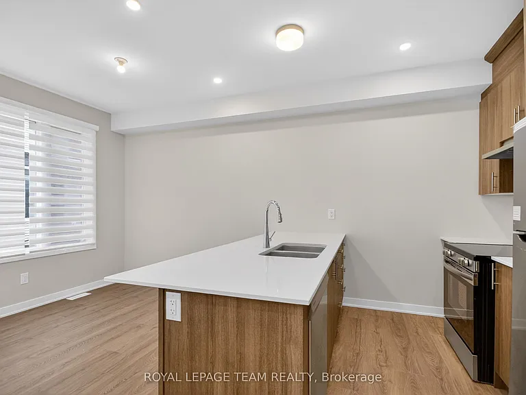 297 Les Emmerson Dr — Photo 12