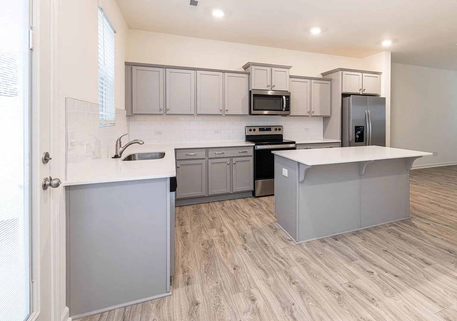 Beautiful End Unit 3 Bedroom Townhome Near I-85 Available 09/23/2026 — Photo 2
