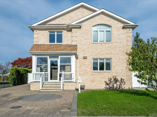 19 8th Street, Hicksville, NY 11801