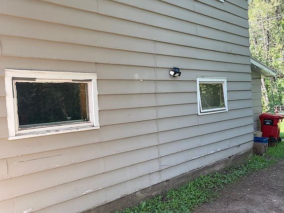 3rd image of 107 N Tamarack St