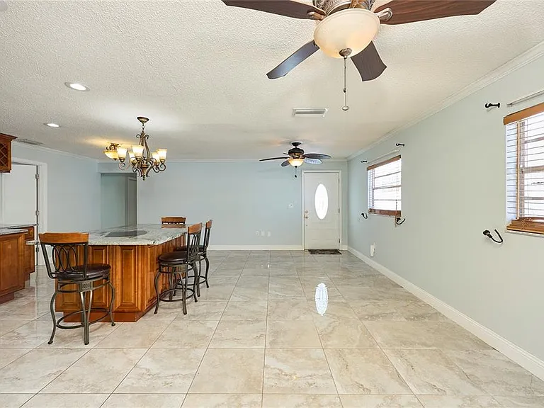 6804 N Hubert Ave — Photo 11