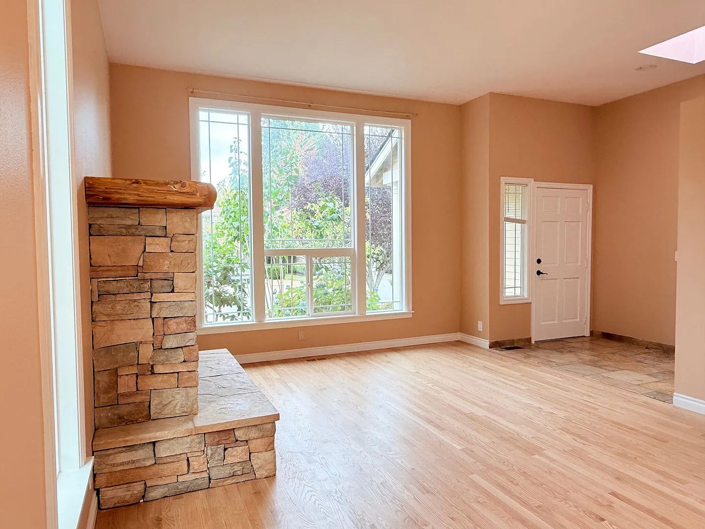 Beautiful Summer Ridge Home in Sammamish Spacious, Updated & Fenced Yard — Photo 4