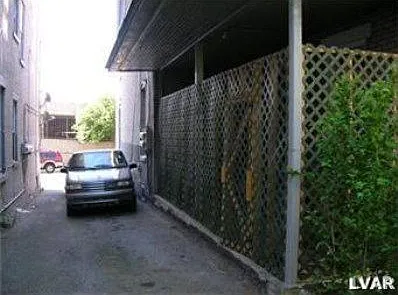 Building Photo 4