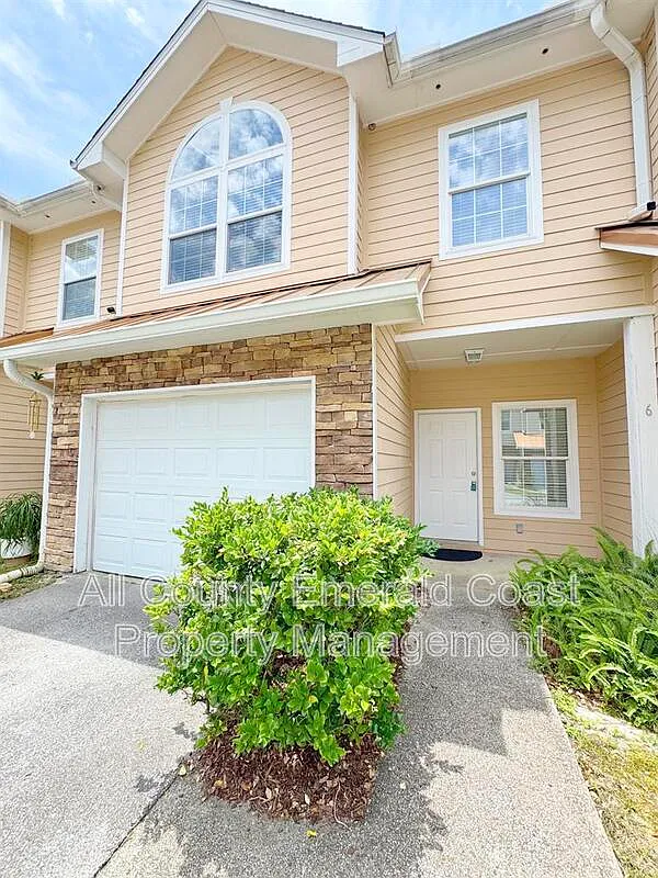 3 bed, 2.5 bath, 1350 sqft, $1,950 — Photo 4