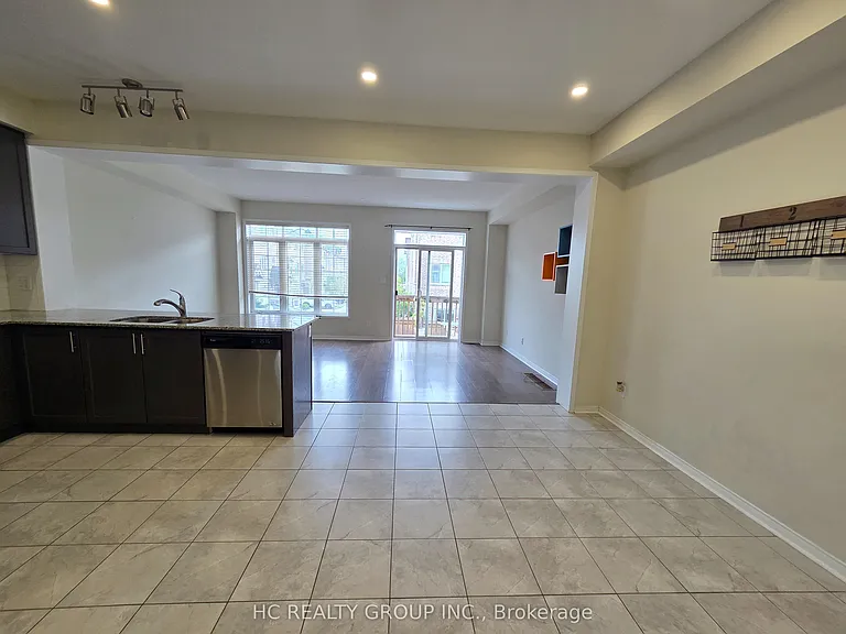 64 Rimrock Cres N — Photo 8