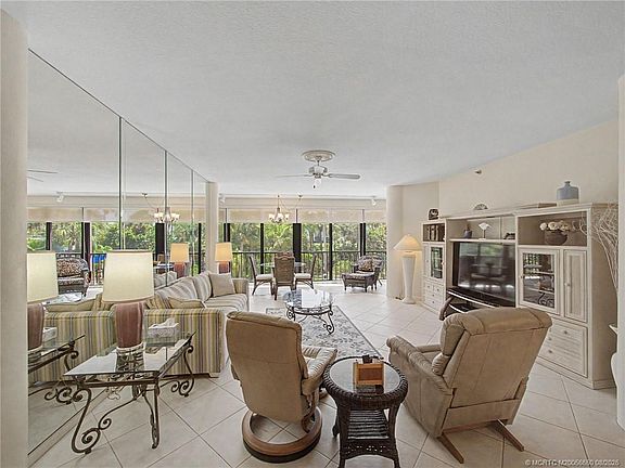 2nd image of 221 NE Plantation Rd APT 211
