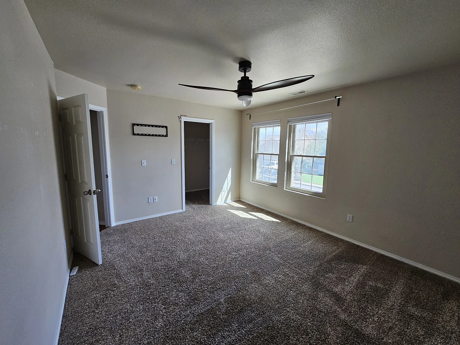 4 bed, 2.5 bath, 3497 sqft, $850 — Photo 3