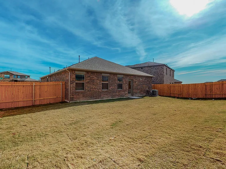 2113 Emma Ct — Photo 17